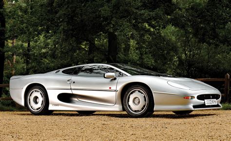 10 Jaw-Dropping Facts About the Jaguar XJ220: The Supercar That Revolutionized Speed!